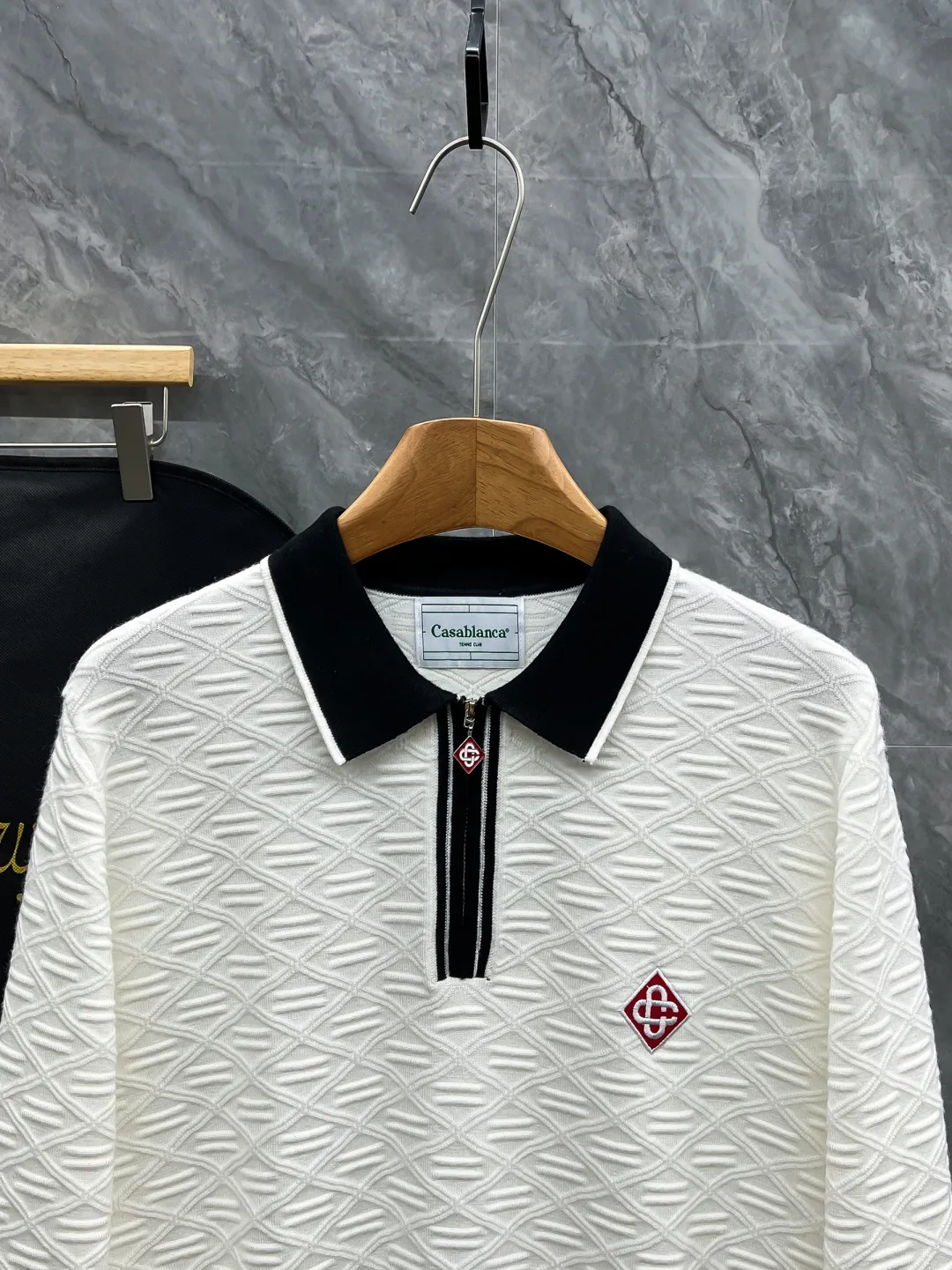 Casablanca｜Casablanca half-zip Polo knitted sweater, Classic Tennis Club｜Three-dimensional rhombus half-zip knitted Polo, light luxury trendy brand Benming, black and white, the upper body is neat and noble, and the whole piece is made of three-dimensional relief rhombus texture fabric. It is not ordinary plain knitting, with embossing all over, solid touch, and direct visual layering. Contrasting color Polo lapel design, half-open metal zipper at the collar, the zipper puller is the brand's iconic Classic logo, and the same logo is exquisitely embroidered on the chest, with neat stitching and all details in place. Sizes:M-3XL